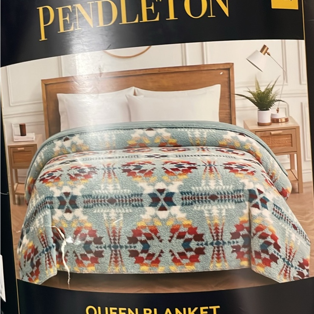 Pendleton Light Blue Sherpa Queen Blanket with Multicolor Accents - Picture 3 of 3